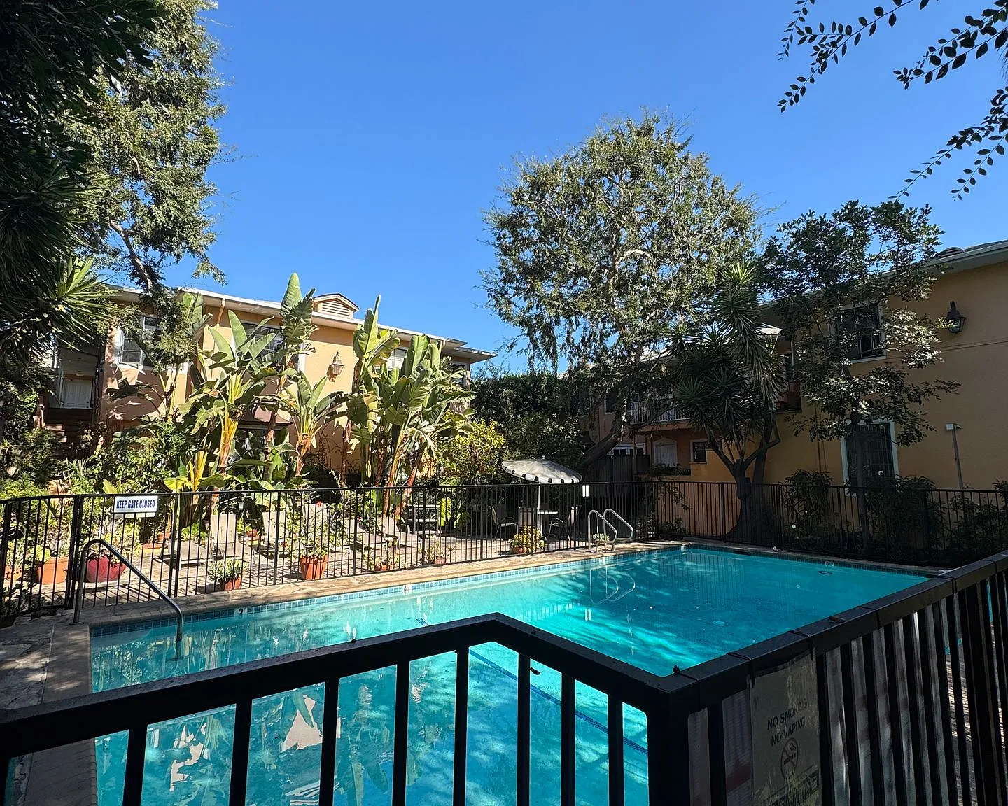Hayworth Courtyard Apartments West Hollywood Living — Photo 2