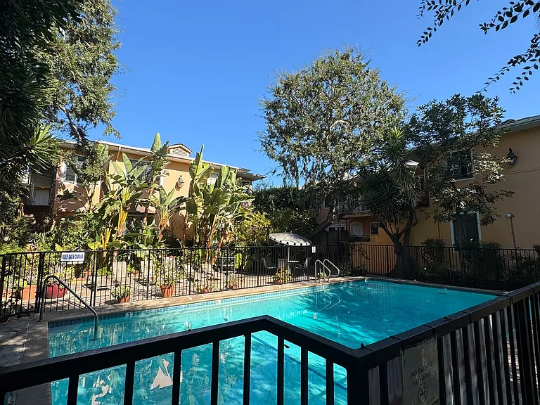 Hayworth Courtyard Apartments West Hollywood Living — Photo 2