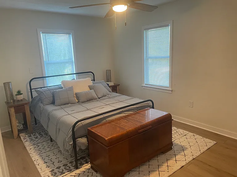 221 S Hale Ave #B — Photo 8