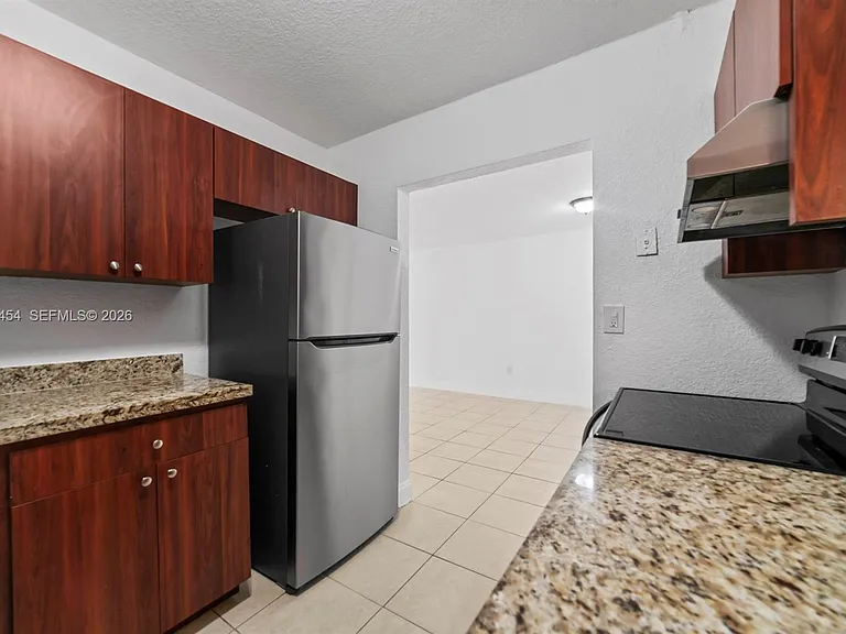 525 W 69th St #306 — Photo 5