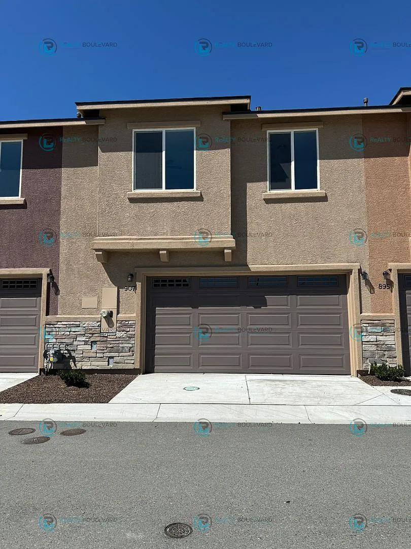 Luxury and Convenience: Fully Equipped 3-Bedroom 2.5 Bathroom 2 car garage Condo in Carson City — Photo 4