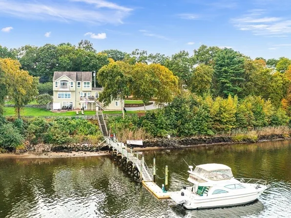 43 Cliff Dr, Assonet, MA 02702
