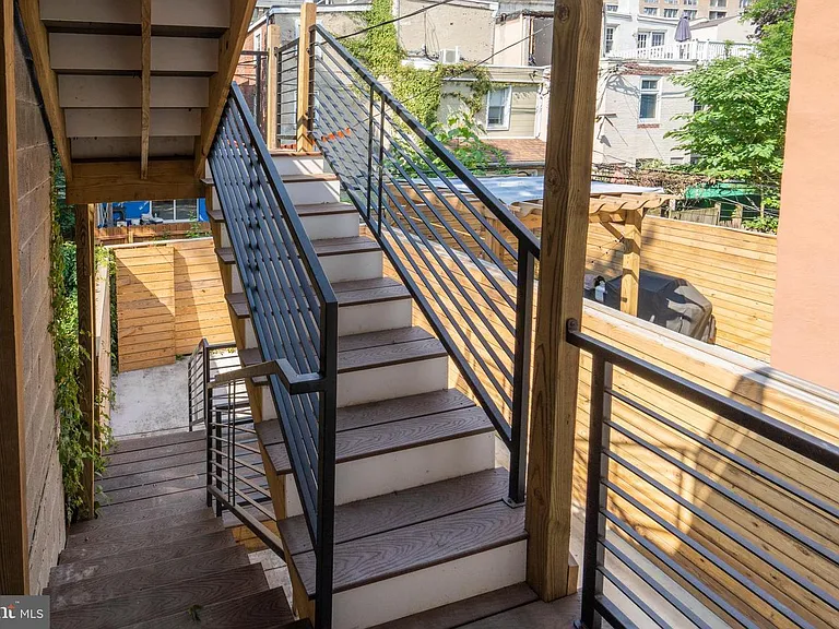 Steps to rear courtyard