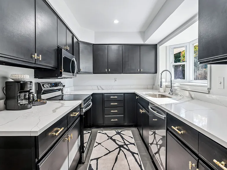 Sylvania Dr — Photo 18