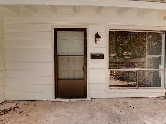 3rd image of 2311 Montclaire St #B