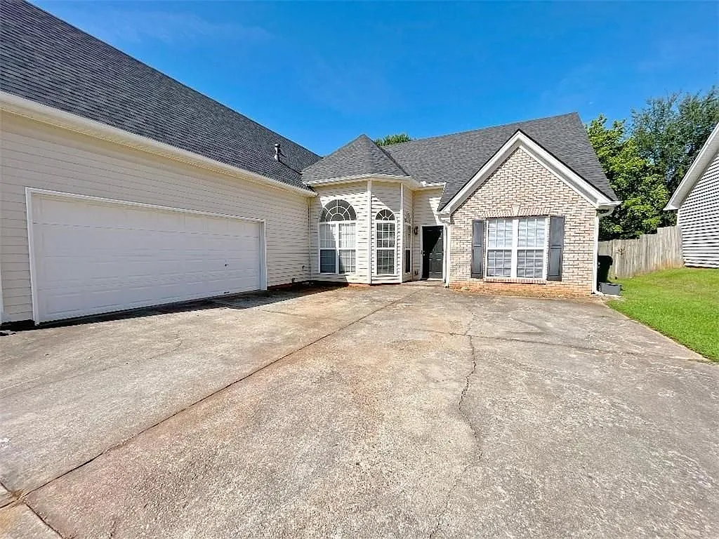 4 bed, 2.0 bath, 1896 sqft, $2,400 — Photo 3