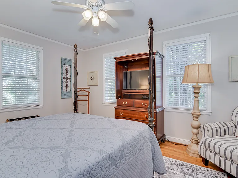 2631 Oakland Ave — Photo 29