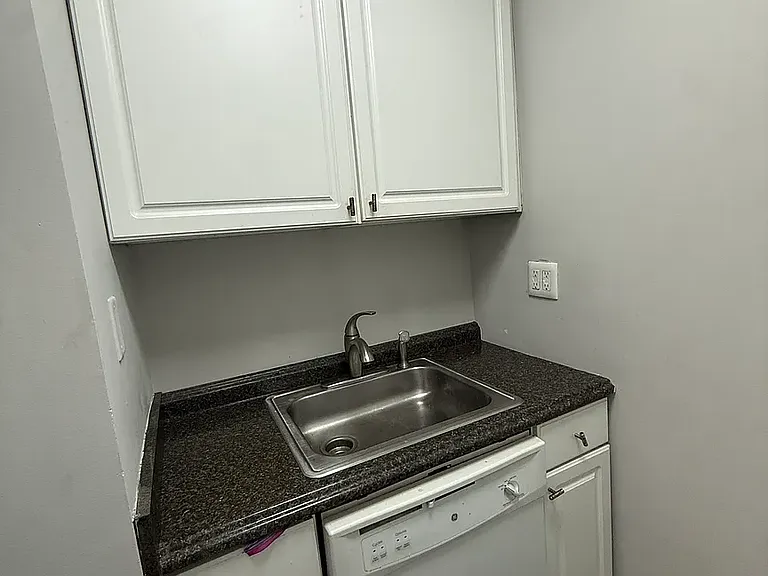 350 W 50th St #3EE — Photo 8
