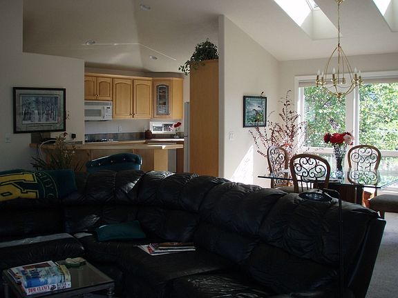 Open floor plan - bright!