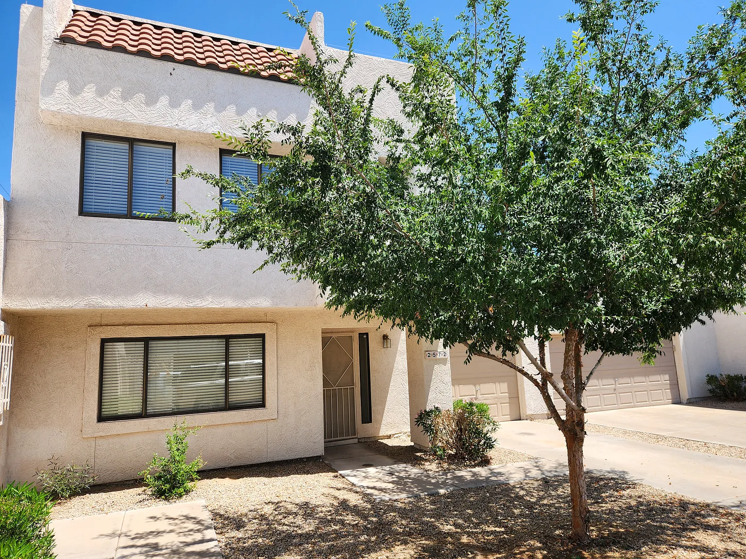 2572 W Marconi Ave — Photo 3