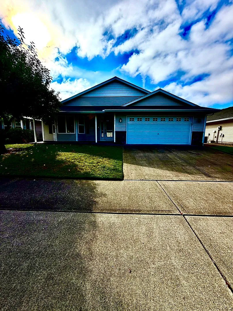 Single story 3 Bed Room 2 Bath 2 Car Garage ,AC in the home — Photo 1