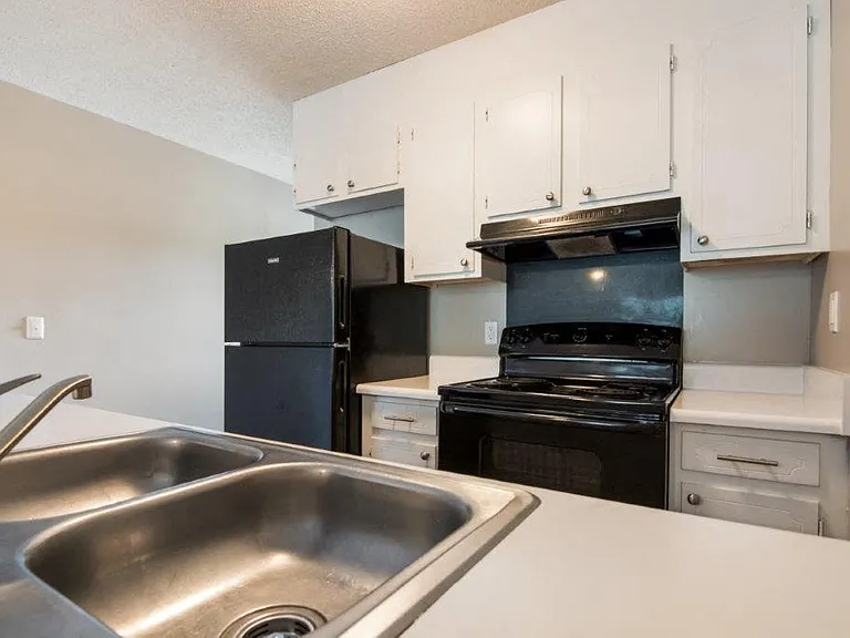 1022 West Apartment Homes — Photo 6