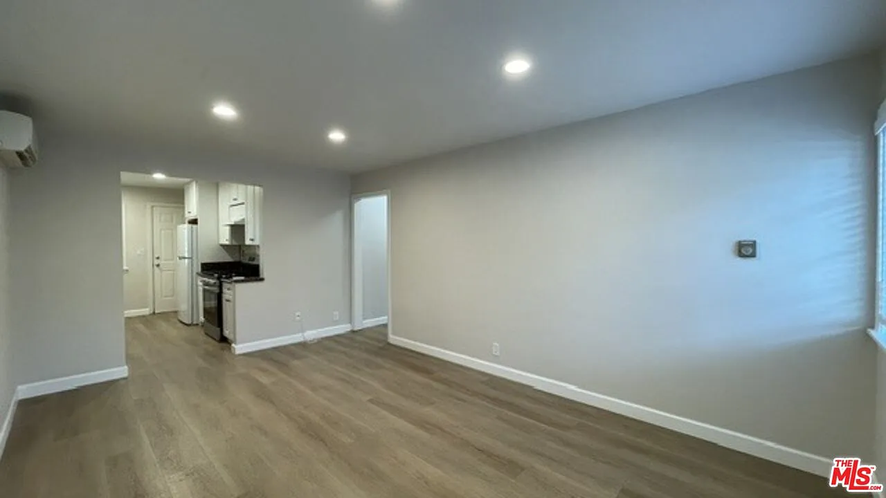2 bed, 1.0 bath, 900 sqft, $2,195 — Photo 3