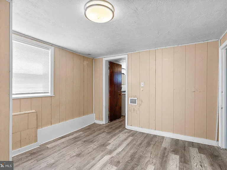 10112 Sutherland Rd — Photo 18