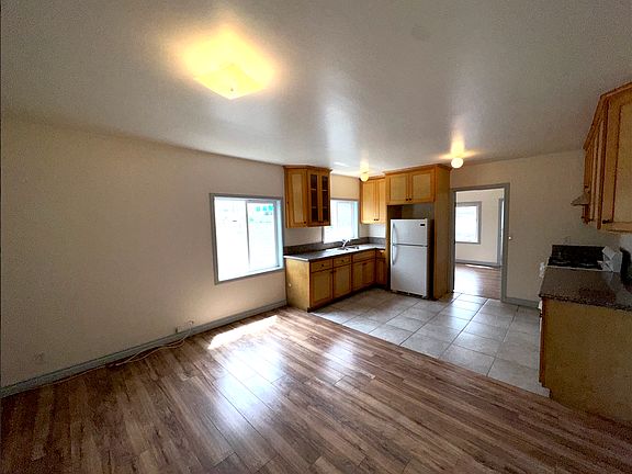 4th image of 424 3/4 W 108th St #C