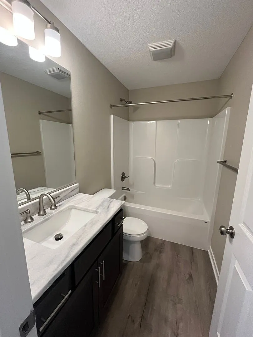 Spacious 4-Bedroom Home in Altoona Neighborhood — Photo 4