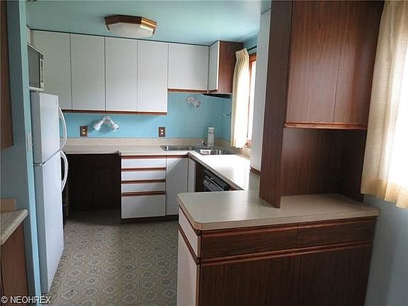 Kitchen w/ plenty of storage