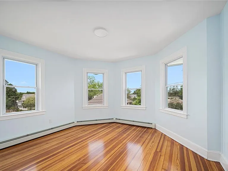 87 Lyman Ave — Photo 4