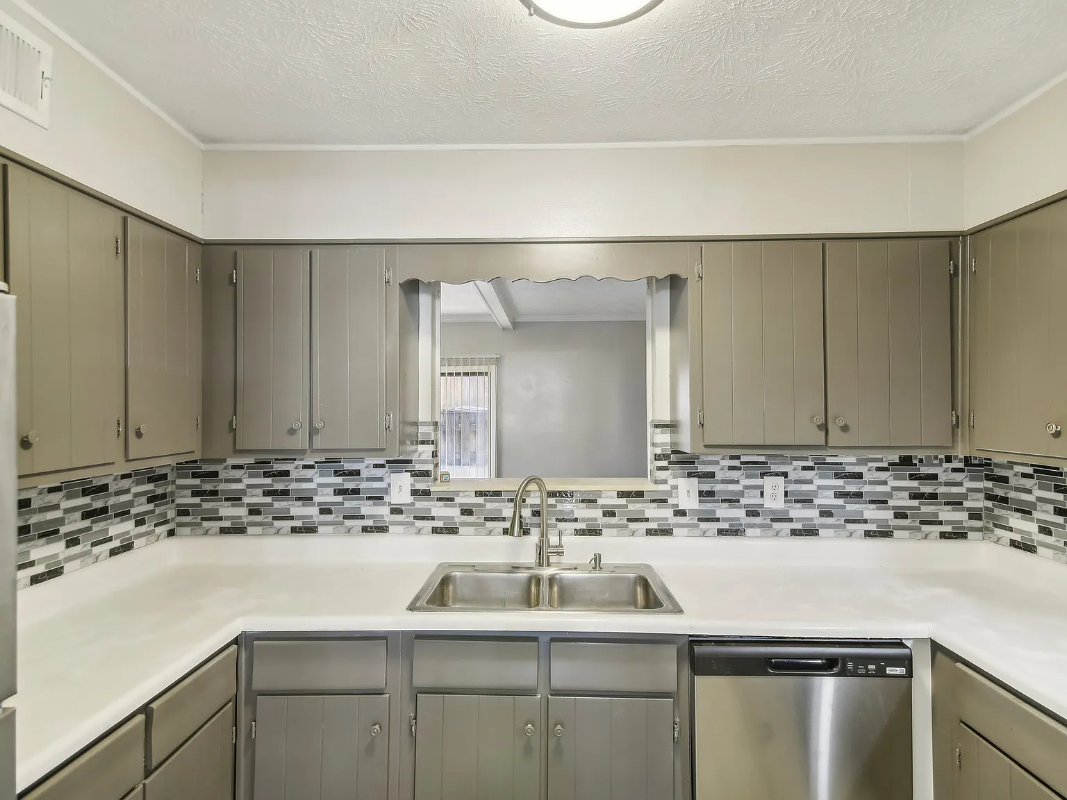 3 bed, 1.5 bath, $1,650 — Photo 4