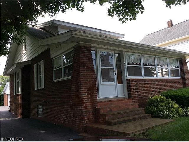 205 Center St photo 1