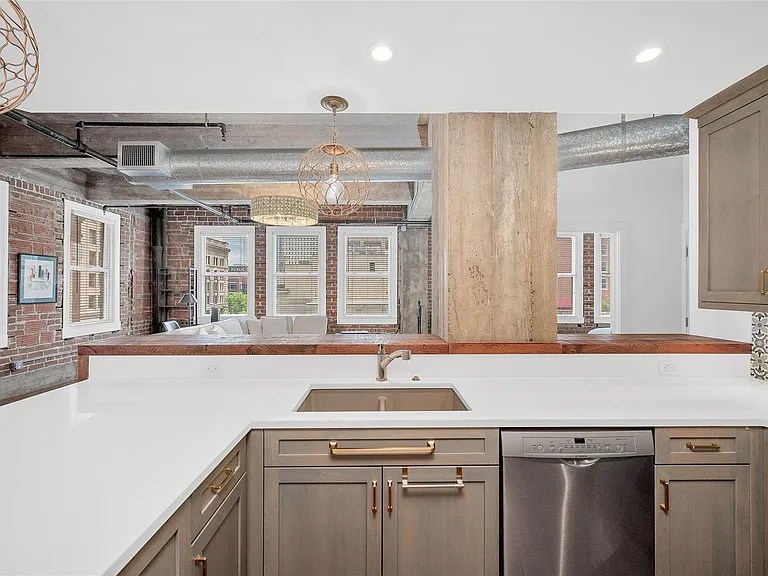 204 Travis St #4A — Photo 8
