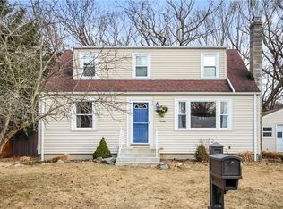 90 Rosemary Dr, North Kingstown, RI 02852
