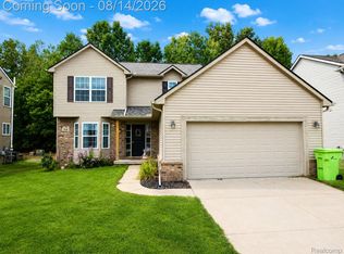 312 Dakota Ln, White Lake, MI 48386