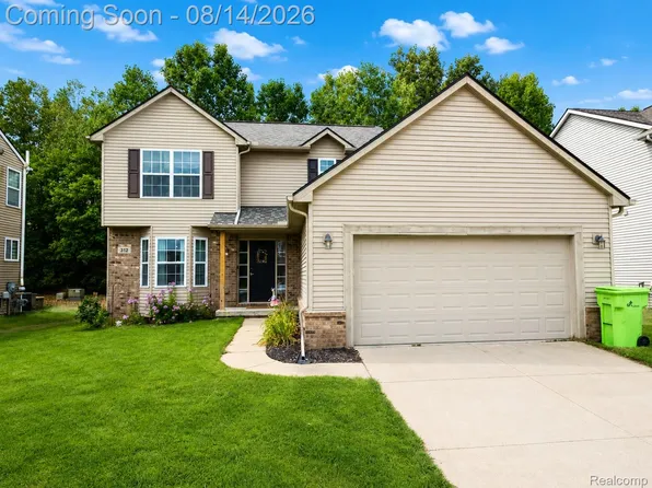 312 Dakota Ln, White Lake, MI 48386