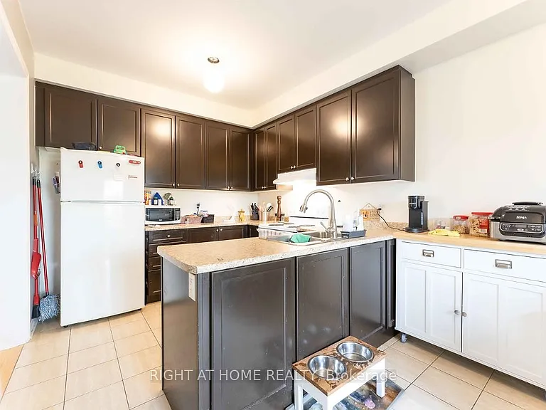 42 Forsyth Cres — Photo 6
