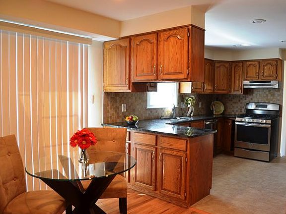 Gorgeous Eat-In Kitchen w Granite and Tile