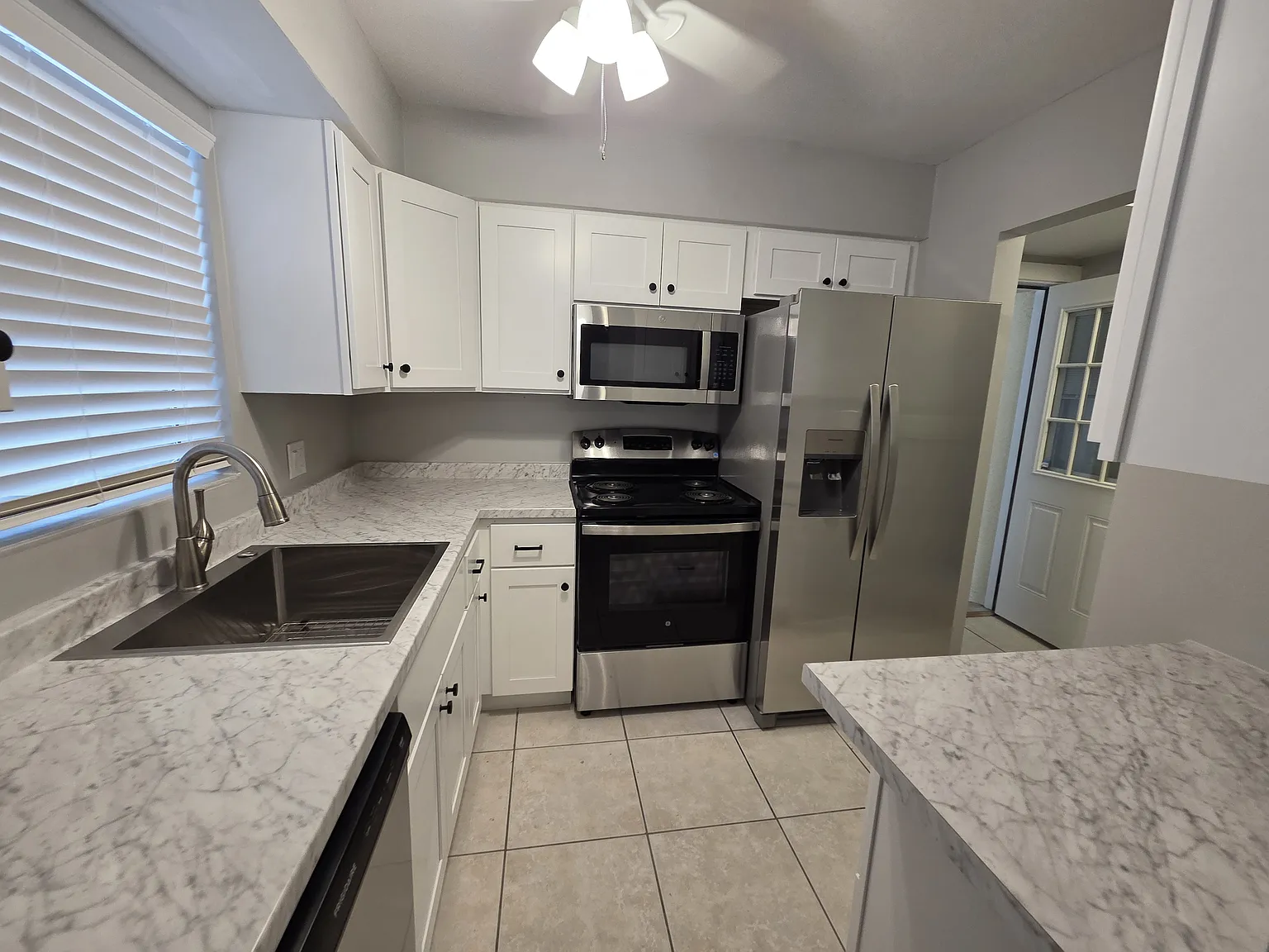 2 bed, 840 sqft, $3,000 — Photo 2