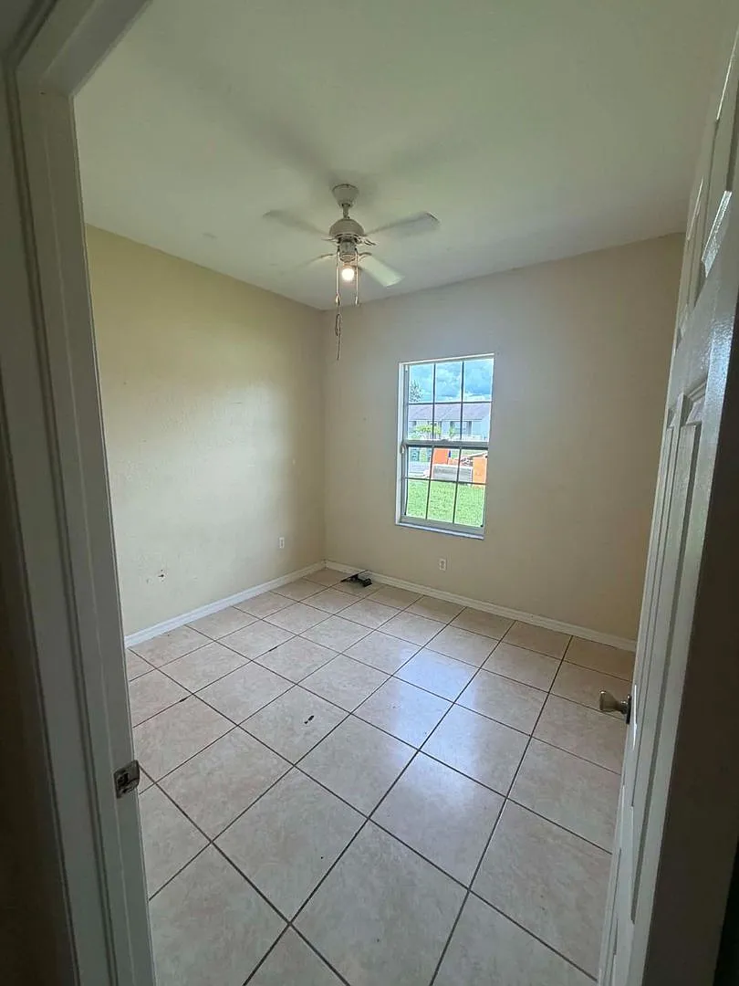 Coming Soon Charming 3/2/2 Car Garage Home In North Port — Photo 4