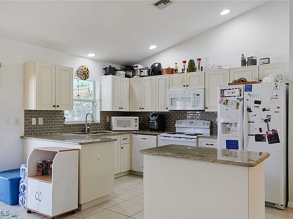 4th image of 1227 Cloplon St E