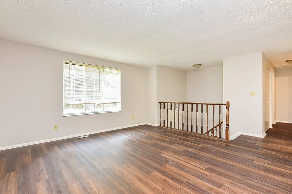 3 bed, 2.0 bath, 2400 sqft, $2,380 — Photo 4