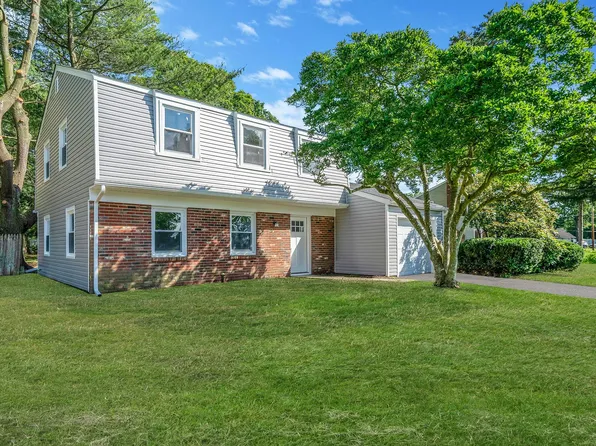 27 Wilmont Turn, Coram, NY 11727