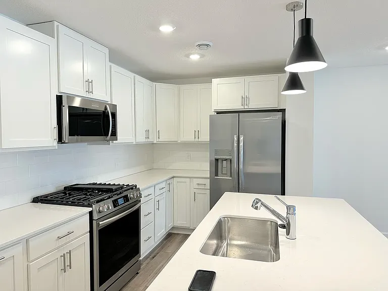 Lower level - Kitchen with built-in appliances