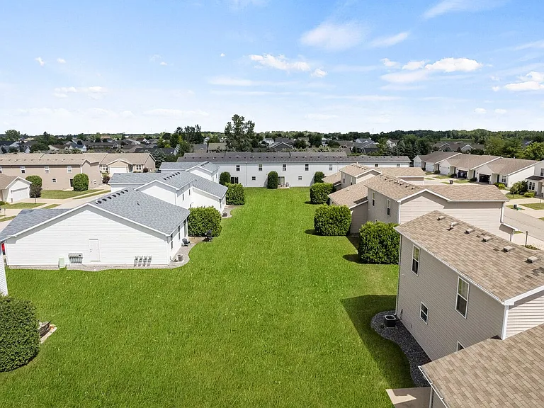 Woodland Creek Townhomes - Saginaw, MI — Photo 17