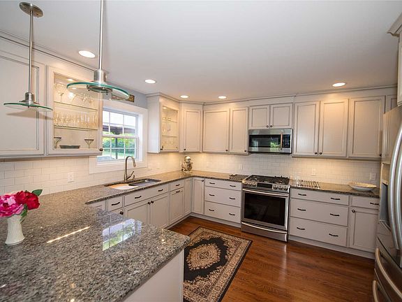 3rd image of 31 Cheryl Dr