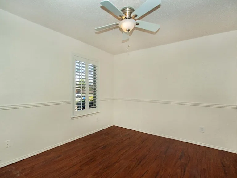 406 Leameadow Dr — Photo 16