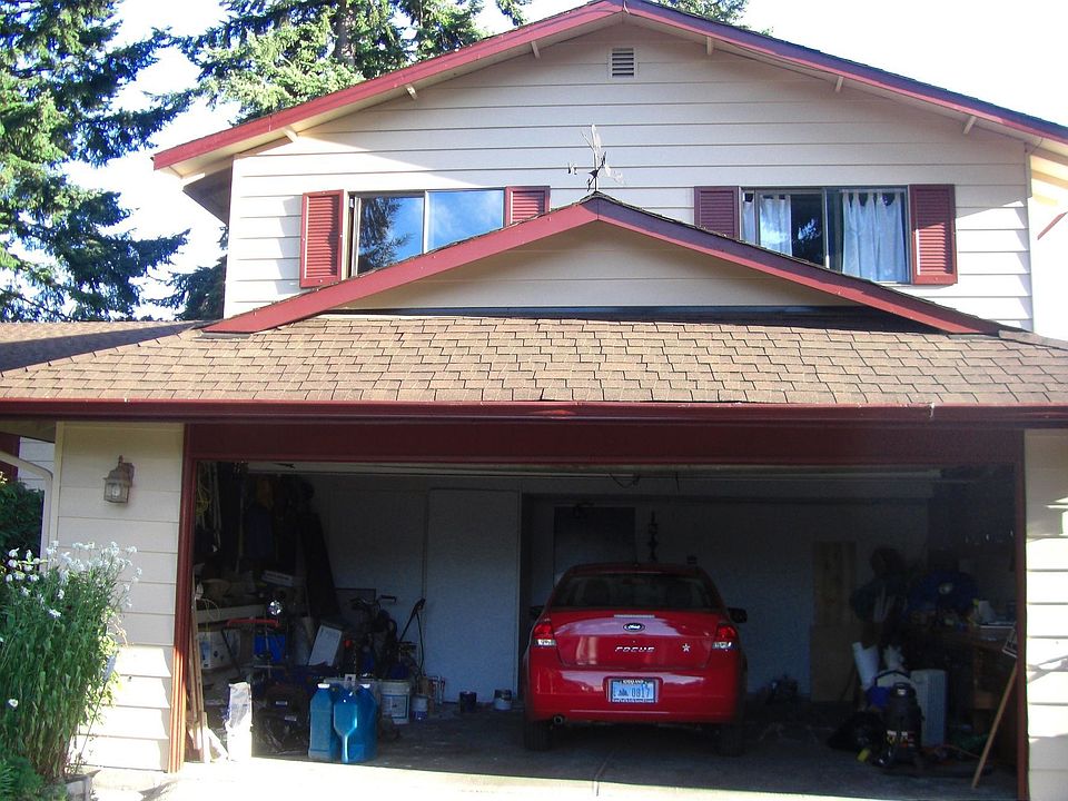 Front, 2 bedrooms above garage