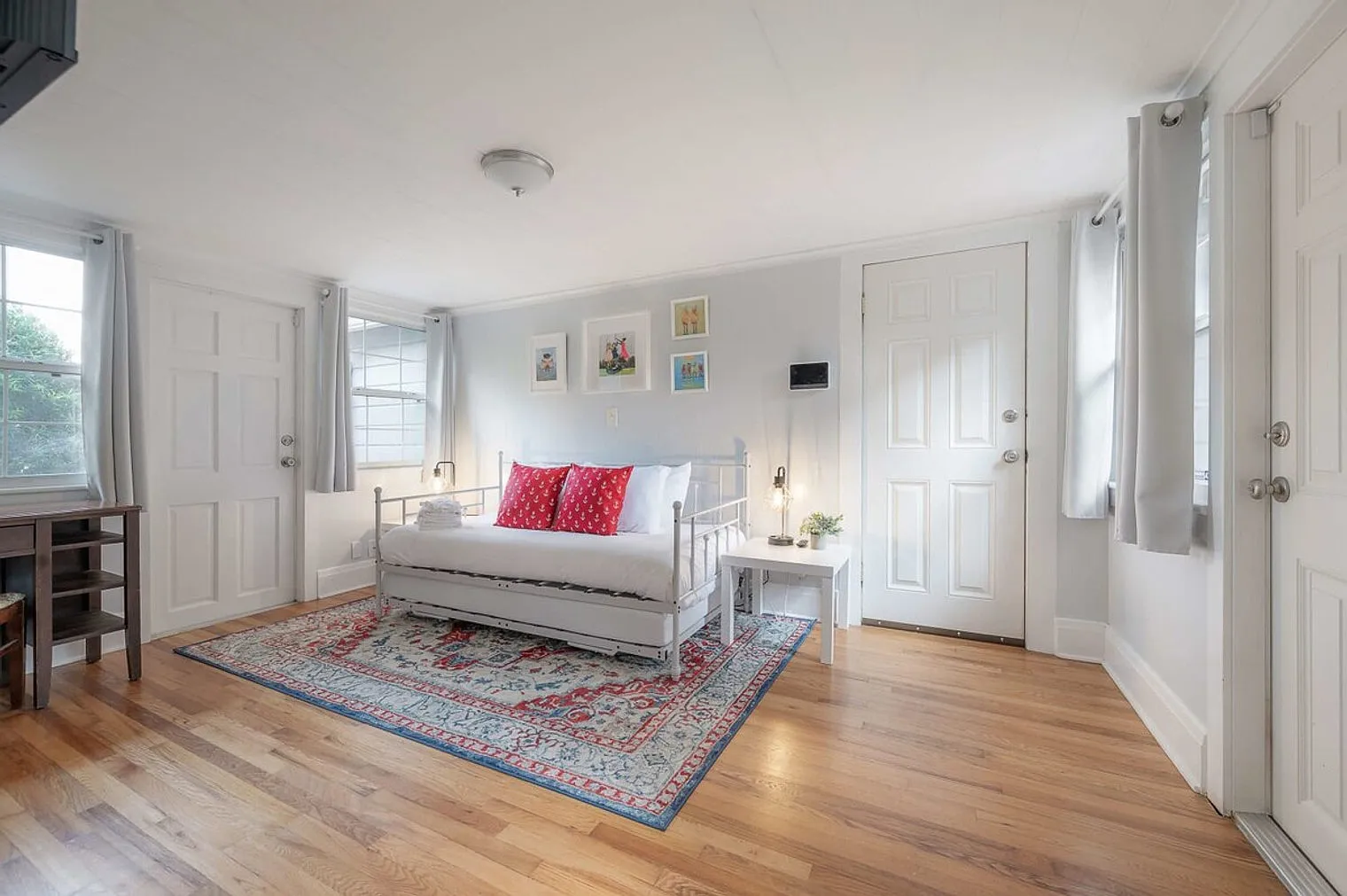 3 bed, 1.0 bath, 1248 sqft, $4,332 — Photo 2