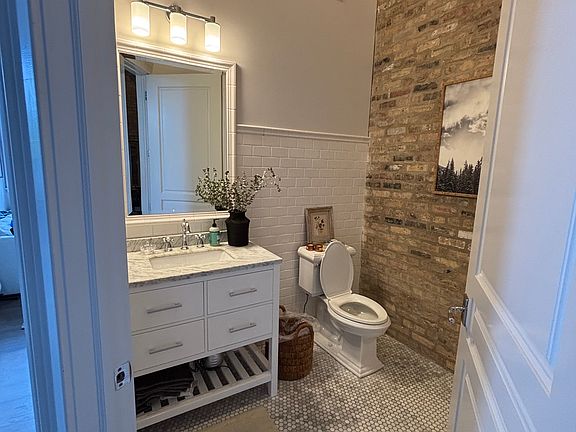 5th image of 1845 N Sheffield Ave #405