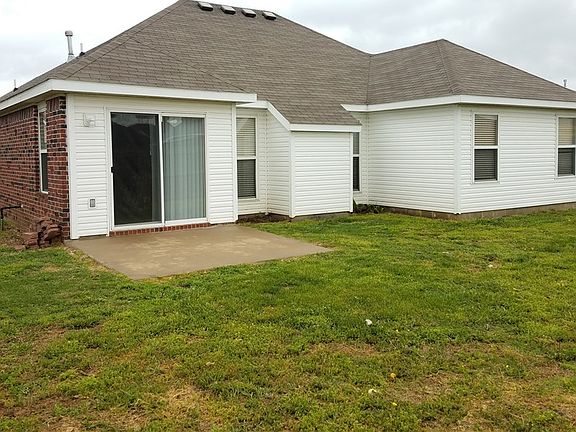 5th image of 304 E Sweetwater Dr