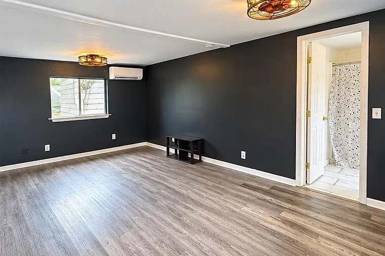 1 bed, 300 sqft, $900 — Photo 3