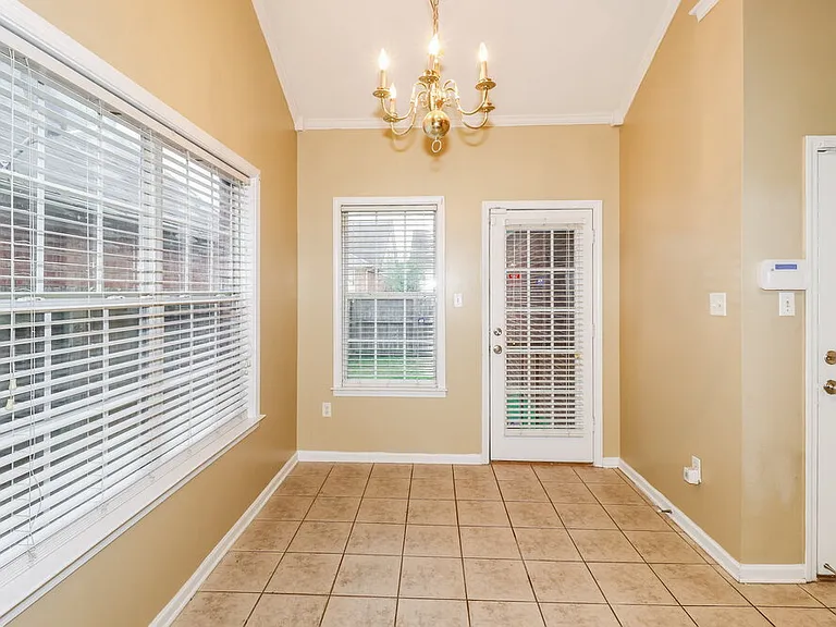 8691 Overcup Oaks Dr — Photo 9