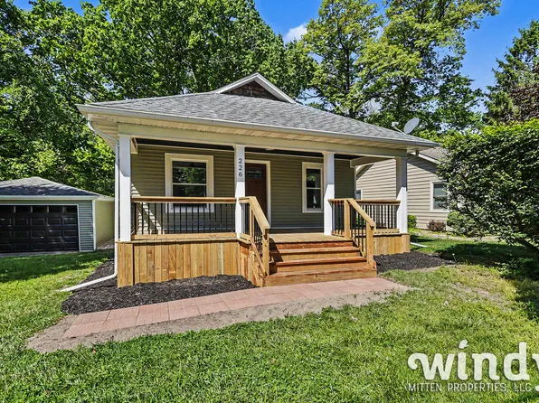 226 S Barker St, New Buffalo, MI 49117
