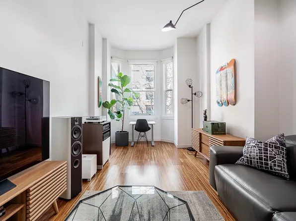 36 Water St #211, Vancouver, BC V6B 0B7