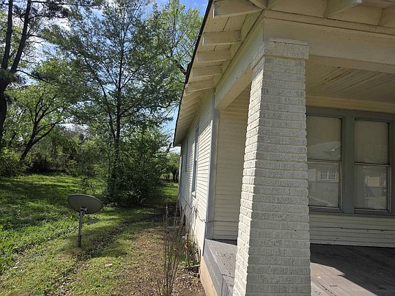 3rd image of 795 Roanoke Ave