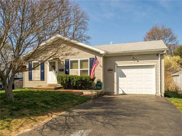 98 Dewberry Dr, Rochester, NY 14622