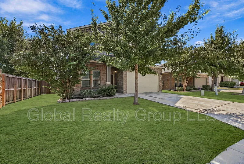 4 bed, 3.0 bath, 2464 sqft, $2,695 — Photo 2